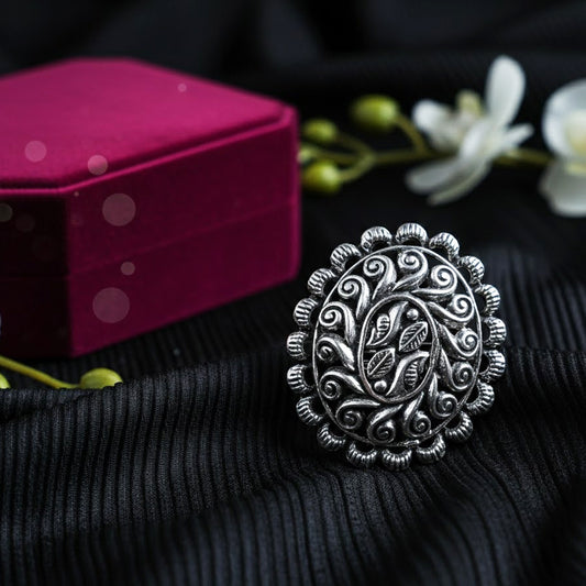 Vanya-Vriti Oval Ring