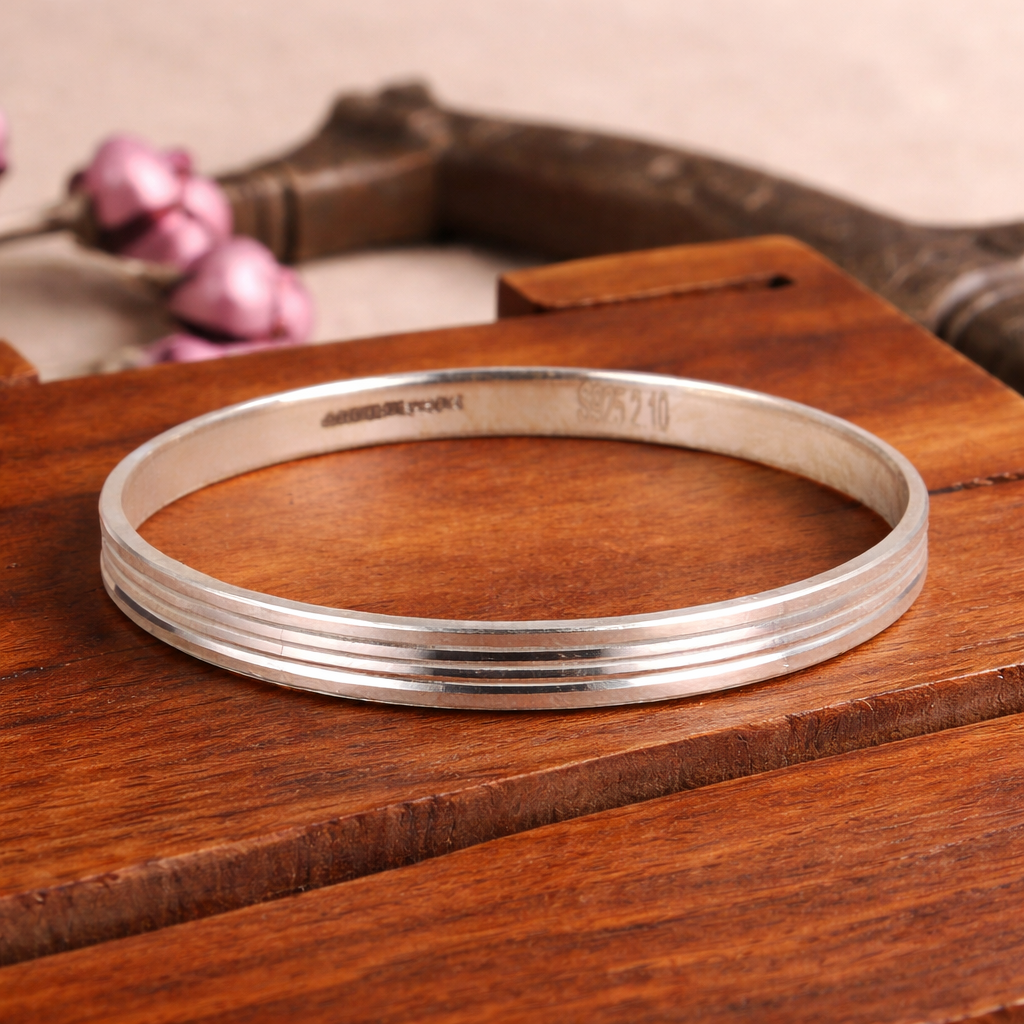 Alaknanda Rekh Silver Kada